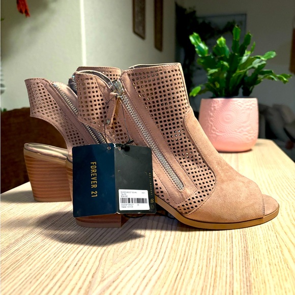 NWT F21 peep toe booties - Picture 7 of 7